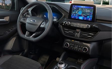 Ford Kuga auto di ultima generazione dotata di avanzati dispositivi di assistenza alla guida e tecnologie innovative per l’infotainment. Offerta Noleggio Lungo Termine Pronta Consegna MCM Leasys