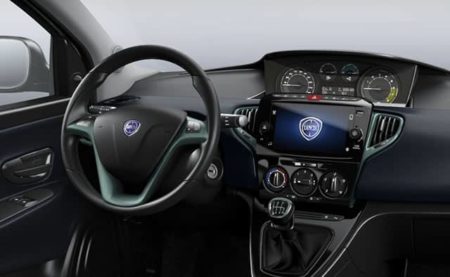 Lancia Ypsilon interni eleganti nel tipico stile Lancia. Offerta Noleggio Lungo Termine Pronta Consegna MCM Agenzia Leasys