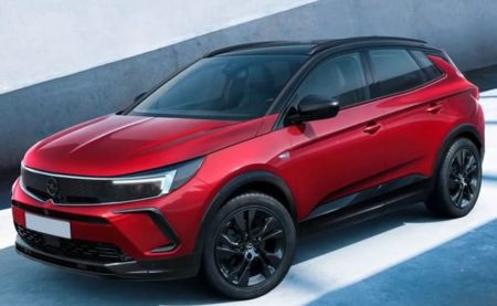 Opel Grandland crossover di medie dimensioni con un aspetto sobrio e ben proporzionato. Offerta Noleggio Lungo Termine Pronta Consegna MCM Perugia