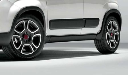 Nuova Fiat Panda Hybrid con protezione laterale nera e cerchi 15” Noleggio lungo Termine Pronta Consegna MCM Perugia